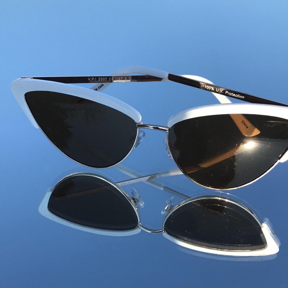 Vintage white frame cat eye sunglasses - Picture 7 of 8